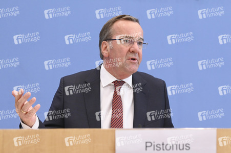 Bundespressekonferenz Neuer Wehrdienst in Berlin